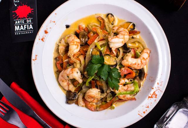 Gamberetti Della Famiglia Genovese Salteado de Mariscos - Arte de Mafia