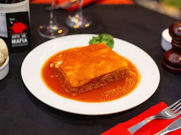 Lasagna Della Famiglia Corleone Rellena con Cordero Muzzarella, Puerro y Tomates Secos - Arte de Mafia