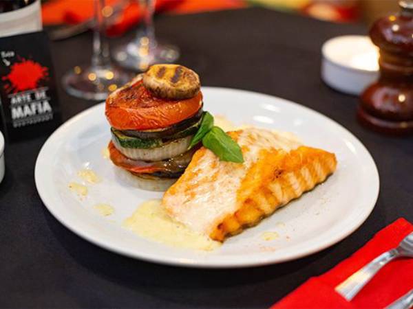 Pesce Rosso di Valentino Venticinque con Torre de Vegetales - Arte de Mafia